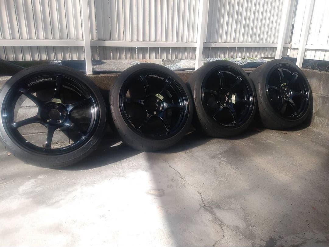 ADVAN Racing 18インチ 8.5J艶ブラックホイール4本セット