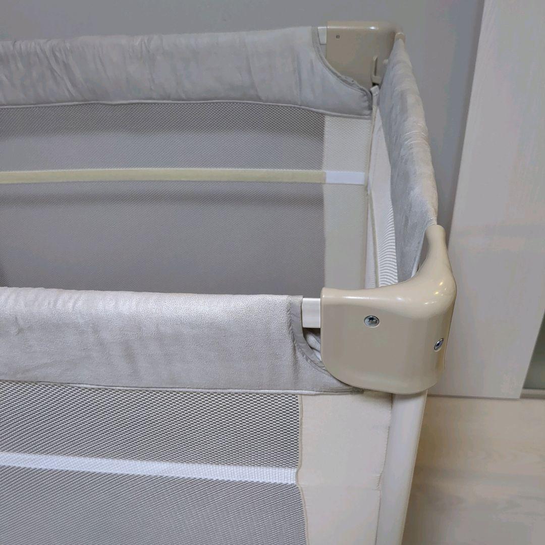 【美品】アップリカ ココネルエアープラスAB ベビーベッド　ホワイトベージュ