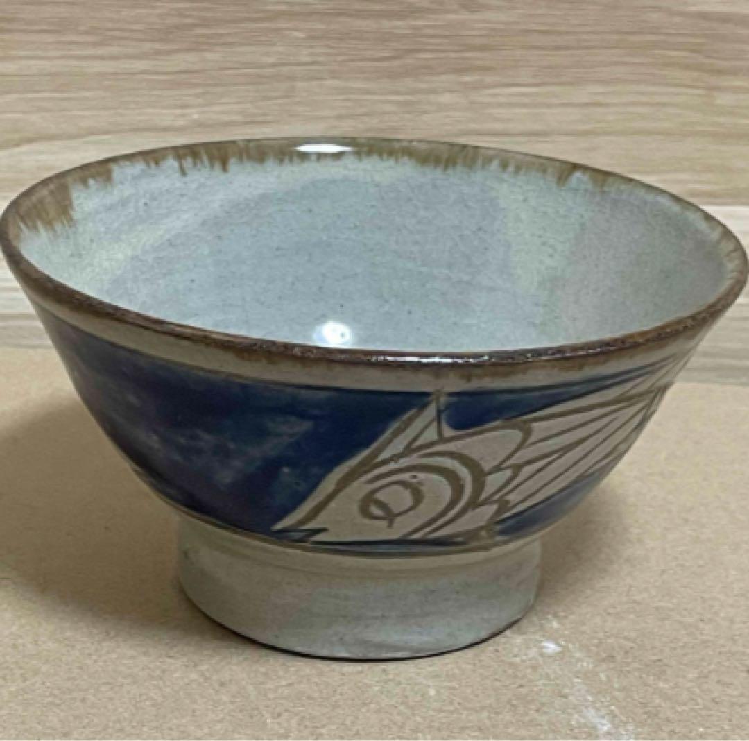 青色と白色の魚模様茶碗