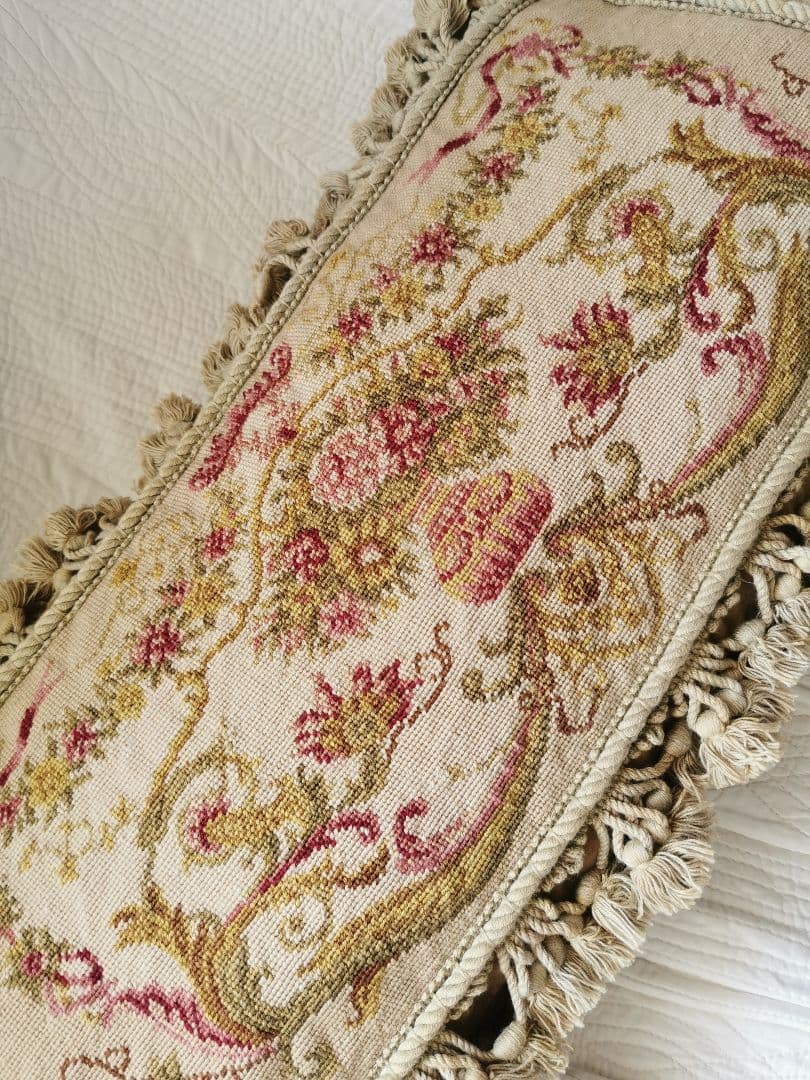 アンティーク プチポワン 薔薇のガーランドのニードルポイント クッションカバー