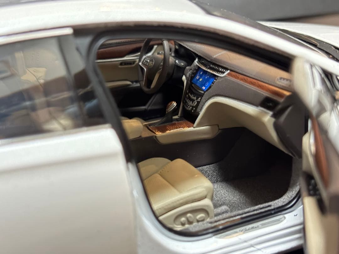 【希少】キャデラックXTSホワイト　1/18 モデル