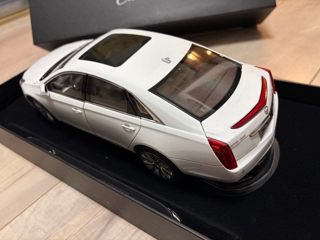 【希少】キャデラックXTSホワイト　1/18 モデル