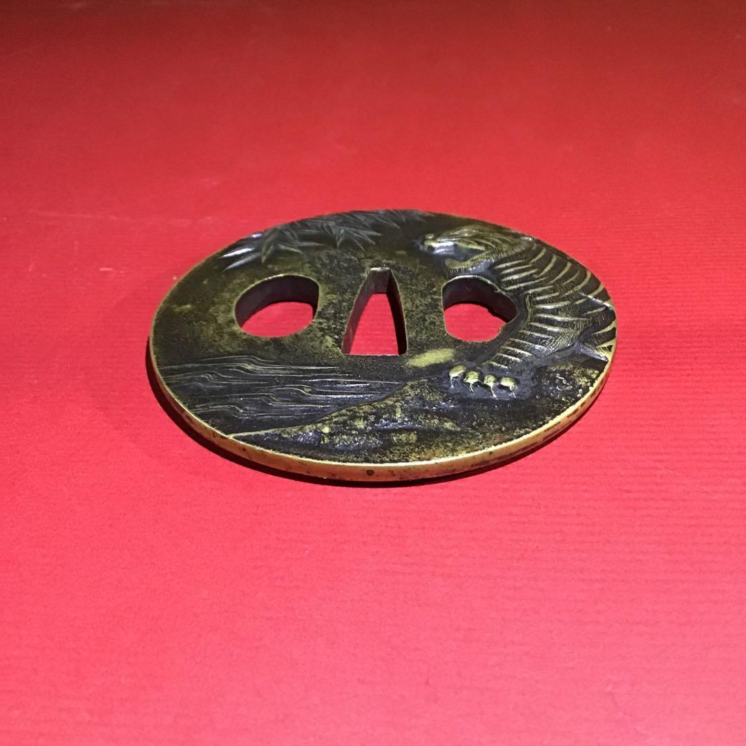 虎図　鍔