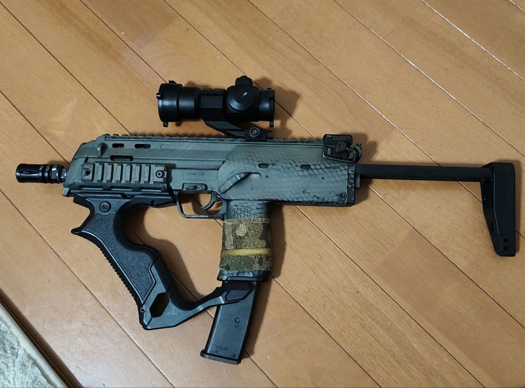 東京マルイMP7　ガスブローバック　サイト付き　迷彩塗装　グリップ付き