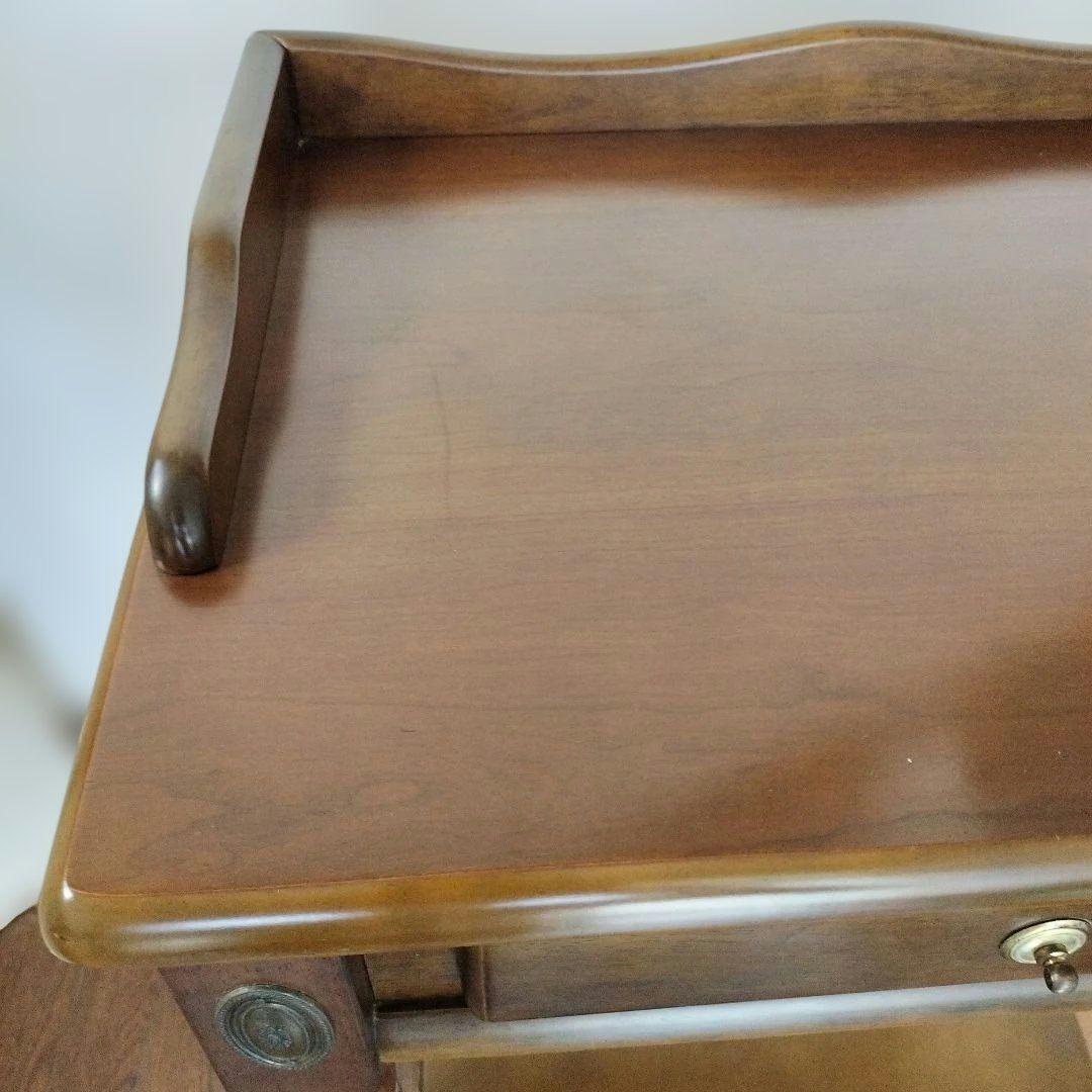 マレーシア製 クラシック 木製サイドテーブル　引き出し付き／アンティーク調