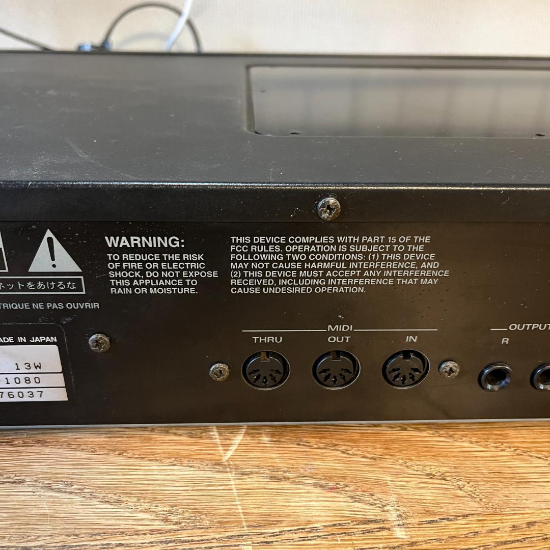 Roland JV-1080 Super JV シンセサイザー