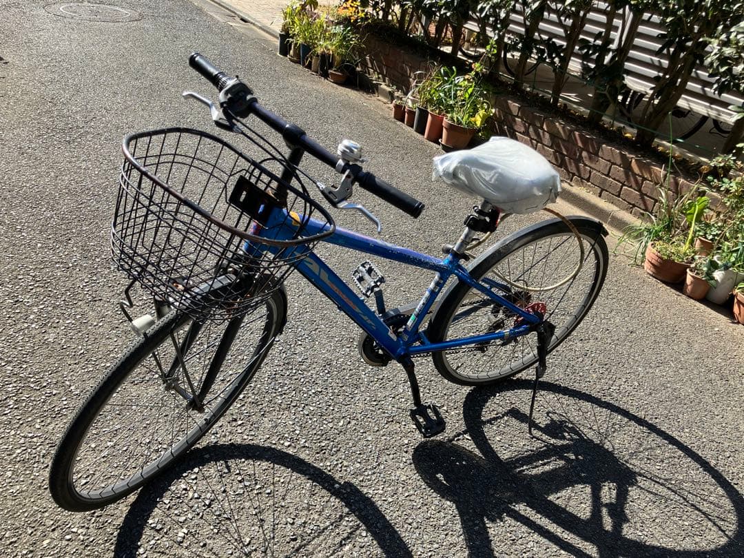 青いシティサイクル バスケット付き 26インチ