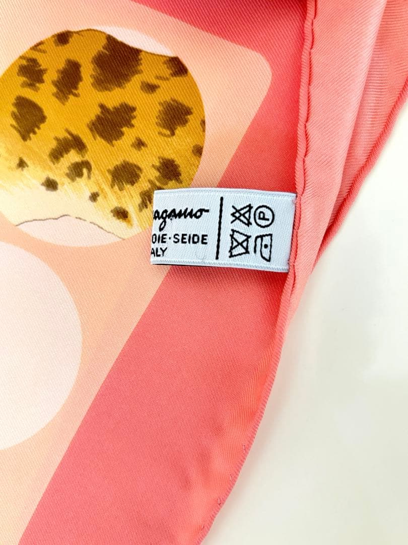 めめ サルヴァトーレフェラガモ シルク100% 大判 スカーフ