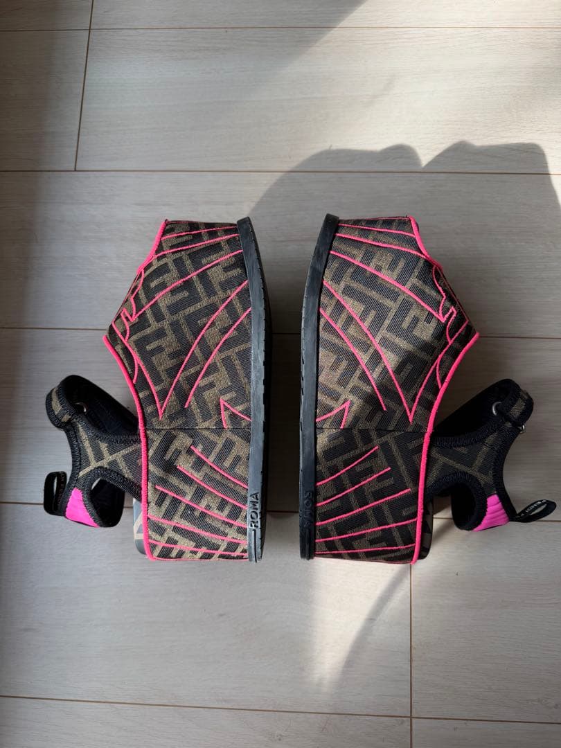 FENDI ブラック ピンク サンダル