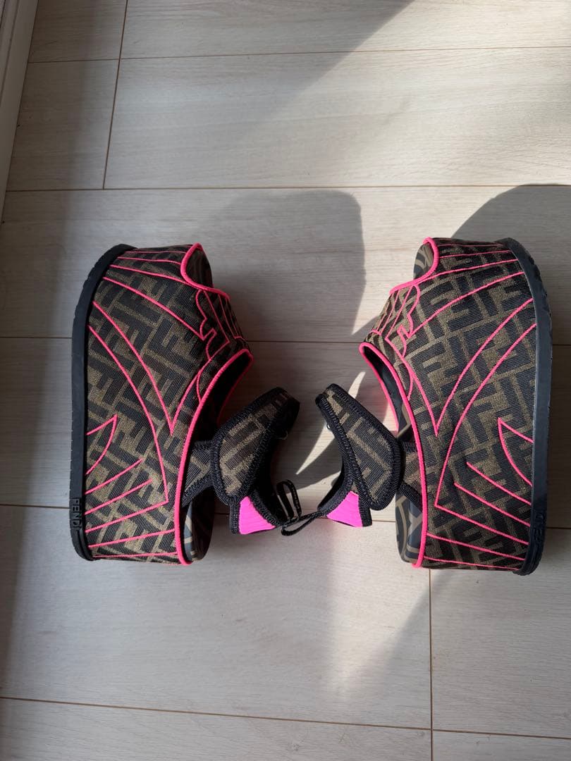 FENDI ブラック ピンク サンダル