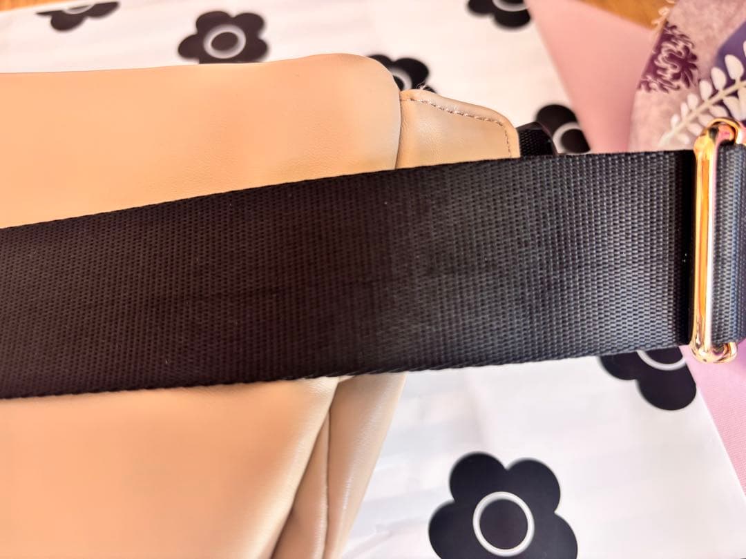 マリークワントフロントポケットデイジーパッチ ボディバッグ