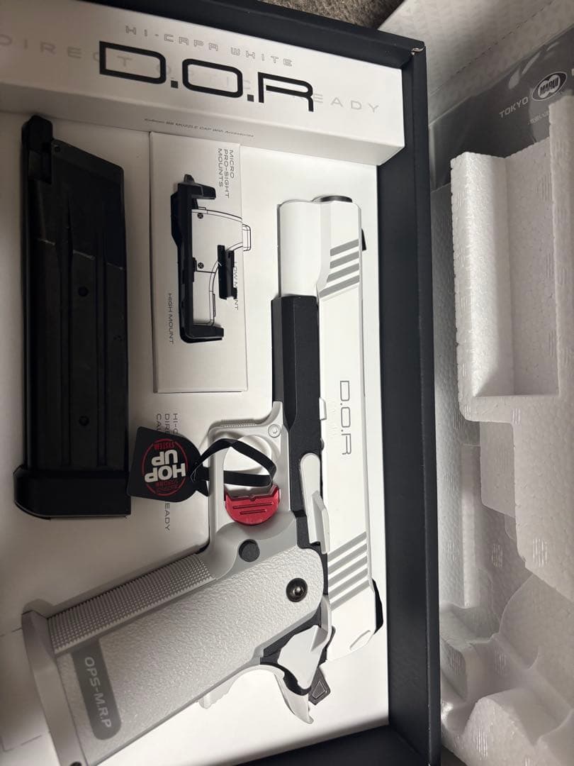 D.O.R ホワイトハンドガン マガジン付き