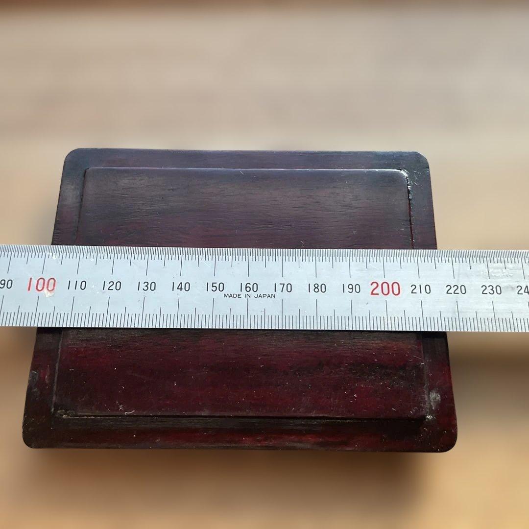 花彫刻、象嵌の赤い漆器小物入れ、唐木