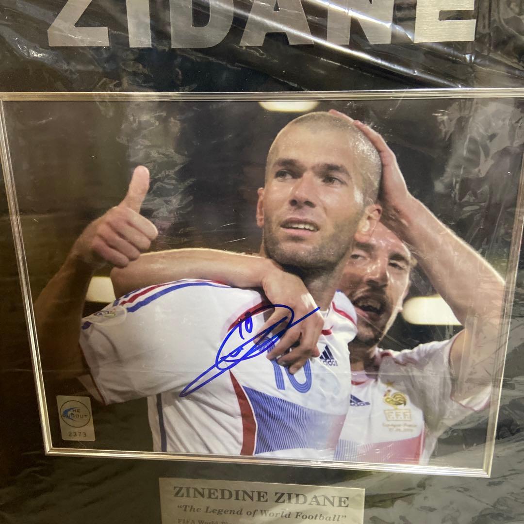 ジネディーヌ・ジダン直筆サインフォト　額入り