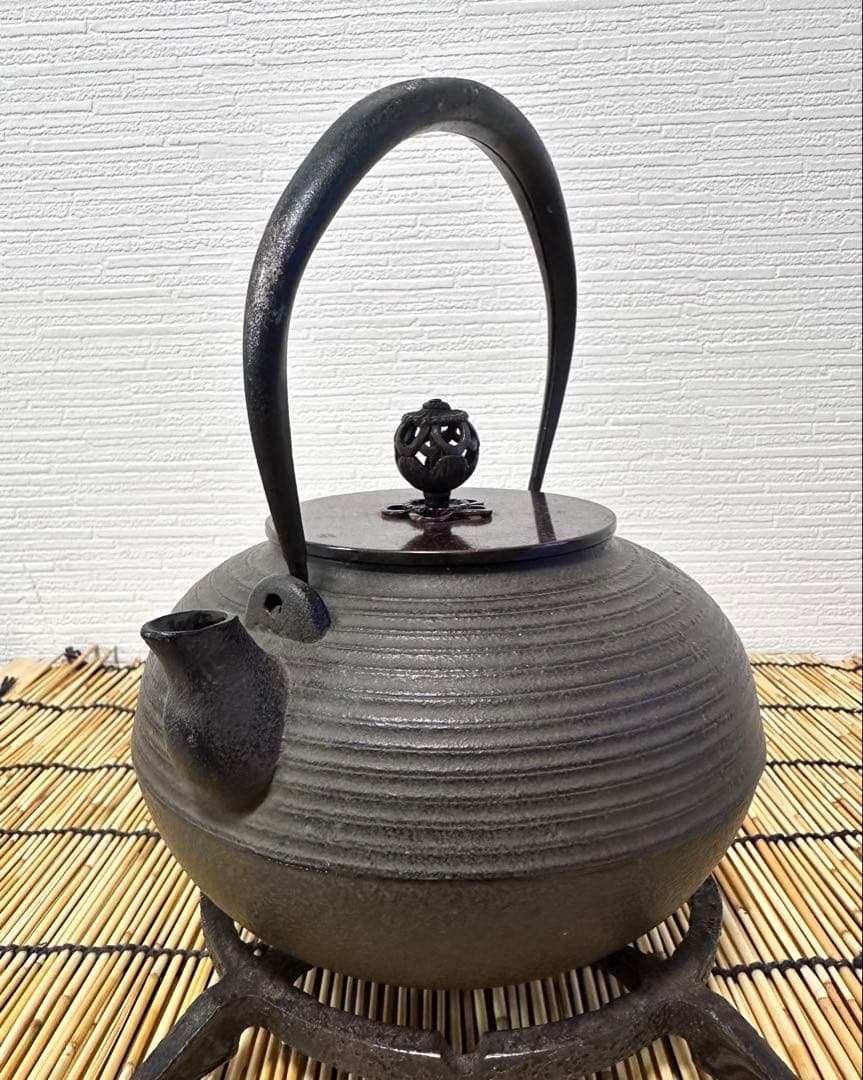 未使用品　南部正晴堂　伊藤 宝斎作 糸目南部形１２型唐金蓋 飾摘　南部鉄瓶