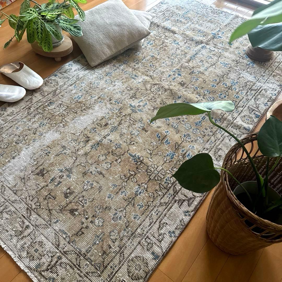 91×176淡いベージュ青い花　ボタニカル柄　トルコヴィンテージラグ