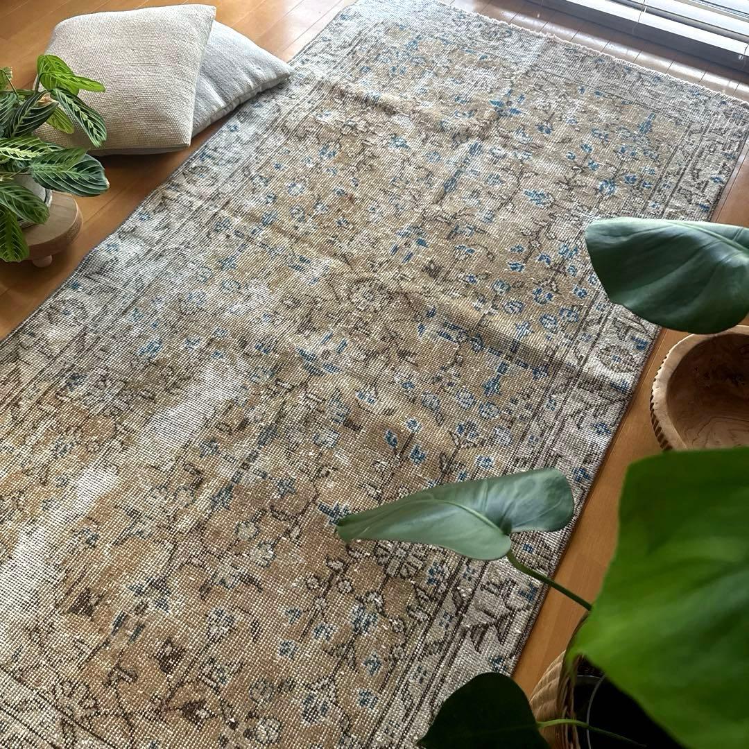 91×176淡いベージュ青い花　ボタニカル柄　トルコヴィンテージラグ