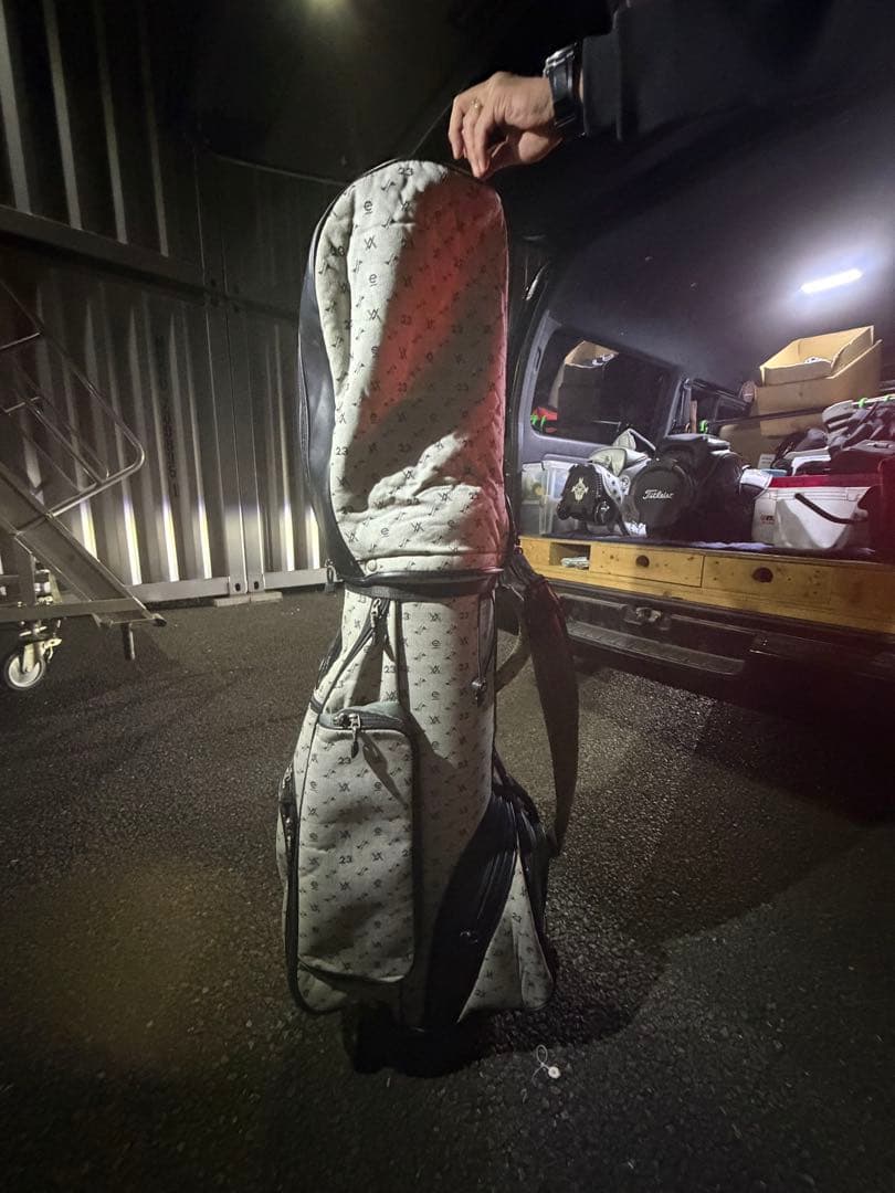 グレーと黒のパターンキャディバッグ