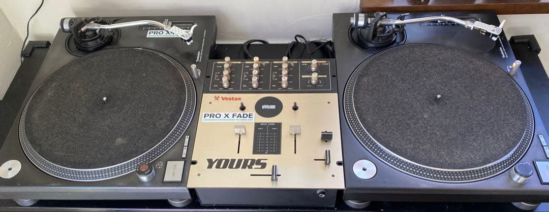 ターンテーブル×2、ミキサー、アンプ、スピーカー×2