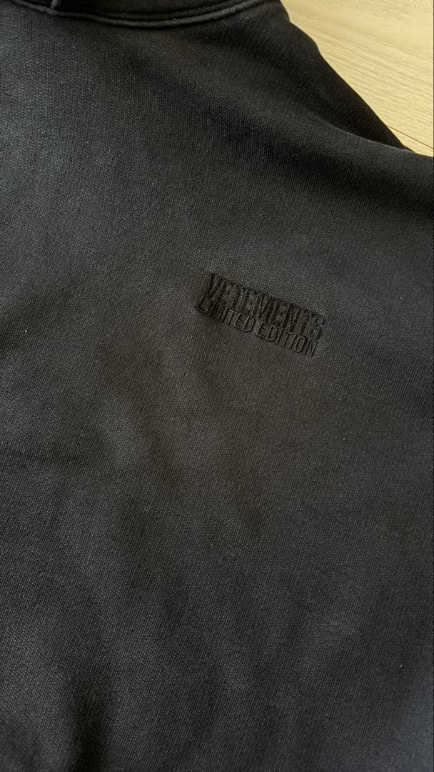 トップス VETEMENTS Logo Hoodie