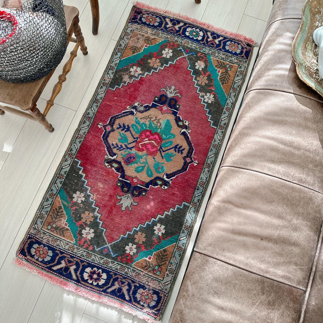 トルコヴィンテージラグ A84 人気柄 レア レッド グリーン ピンク ネイビー