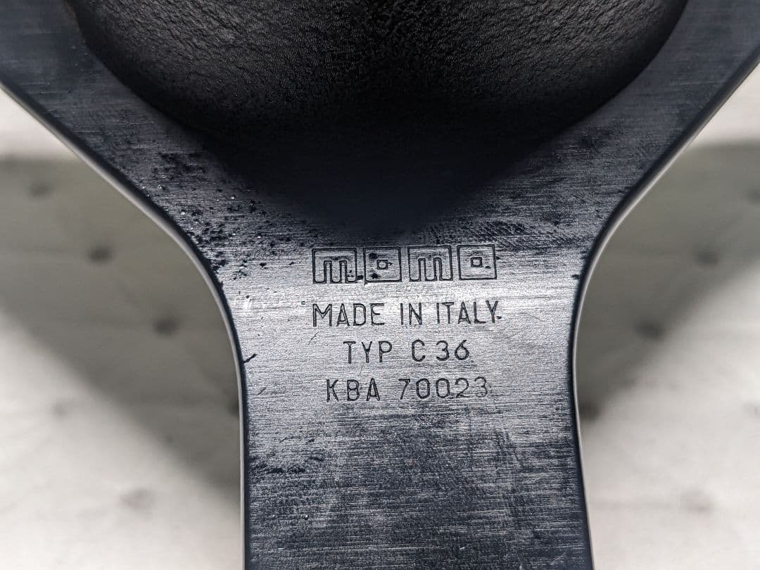 MOMO Cavallino ステアリング ● ホーンボタン、ボス付き