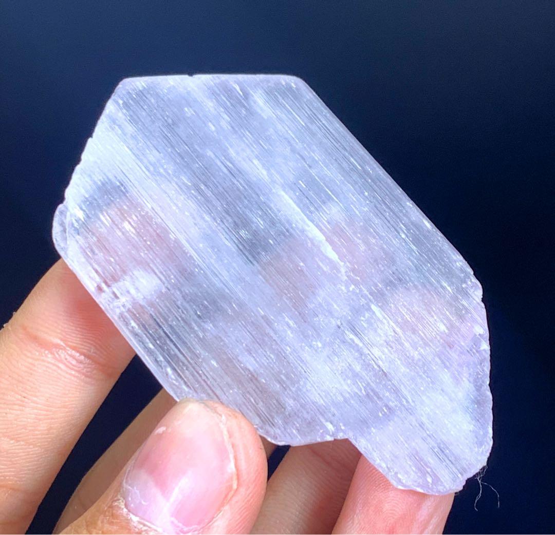 V字型にカットされたピンク色のクンツァイトクリスタル