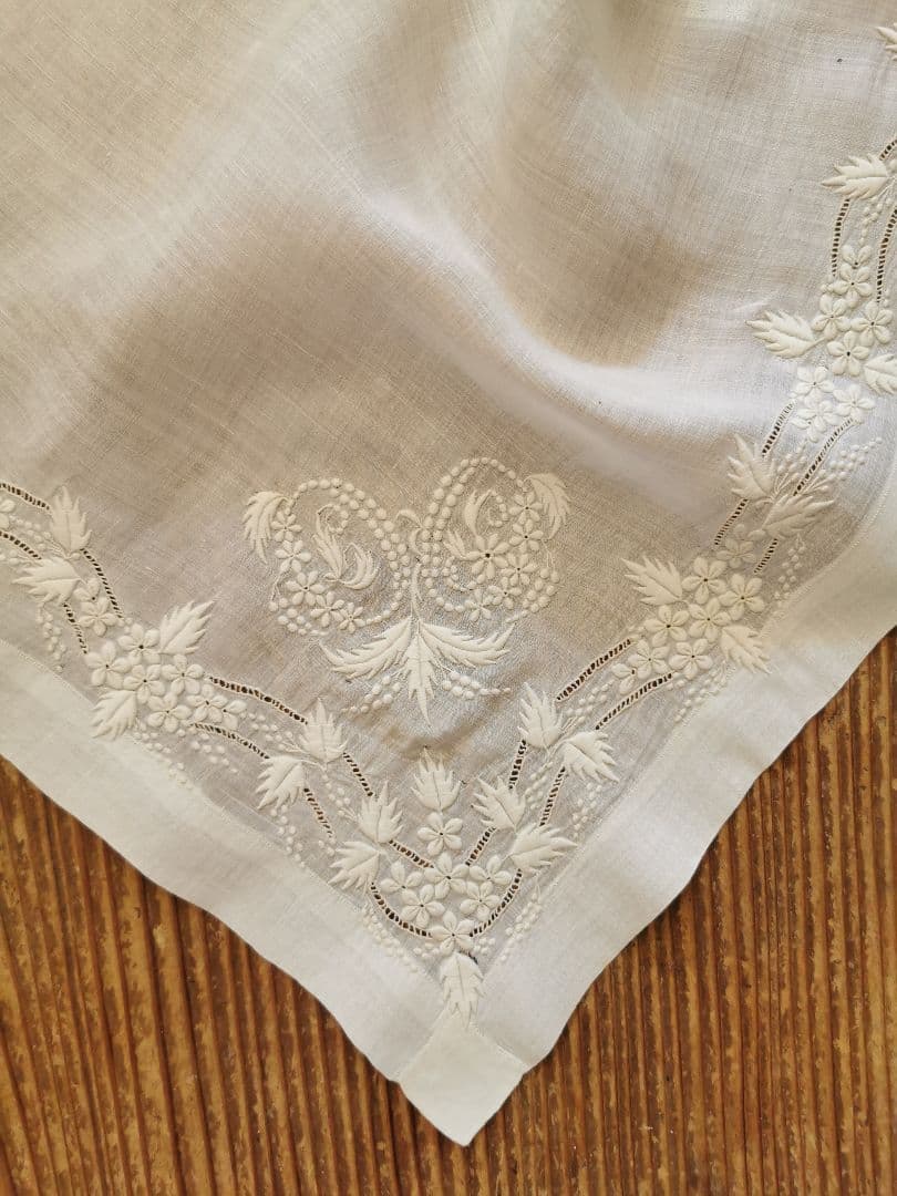 アンティーク 小花と実と葉の精緻なエンブロイダリー マリアージュハンカチーフ