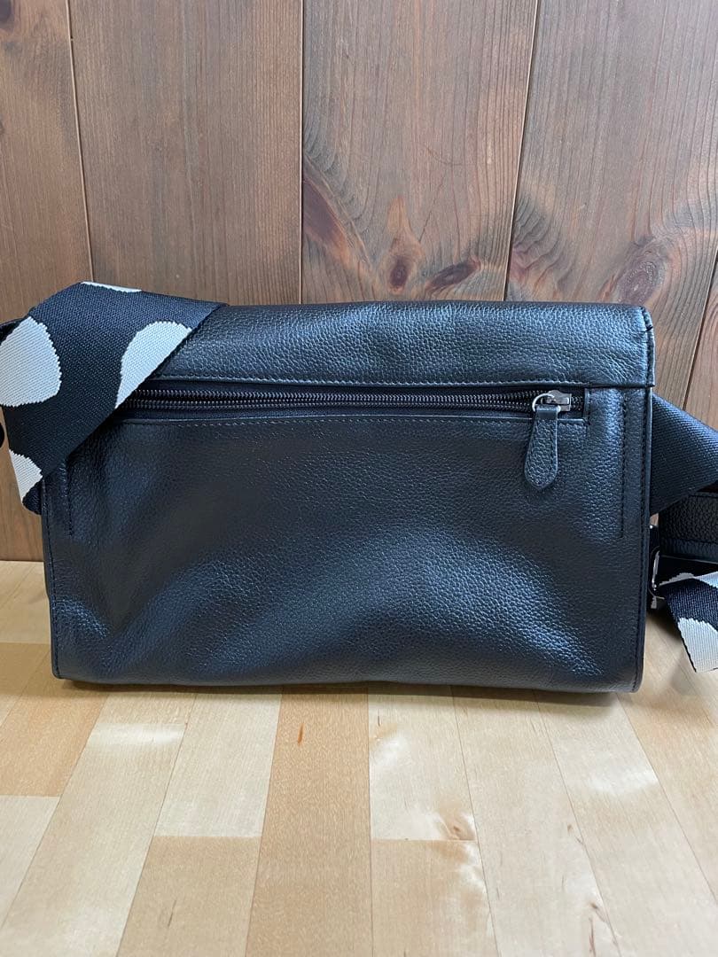 イアパピヨネ　シンプル ブラック ボディバッグ