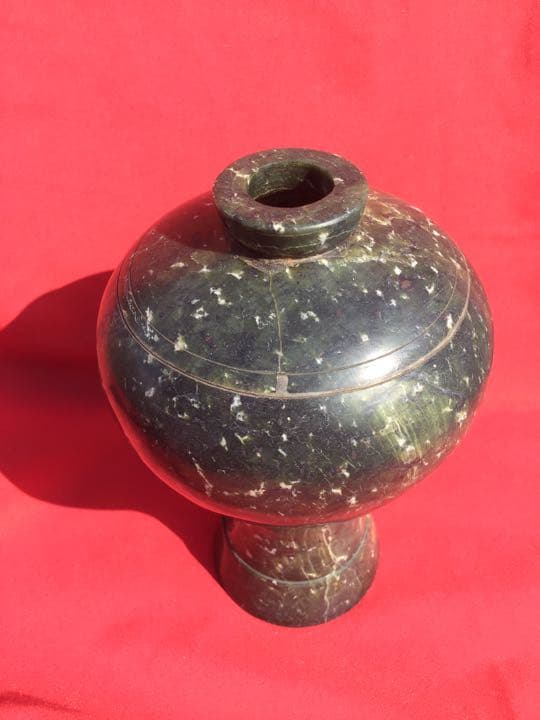 花瓶 和田绿玉梅瓶。花入