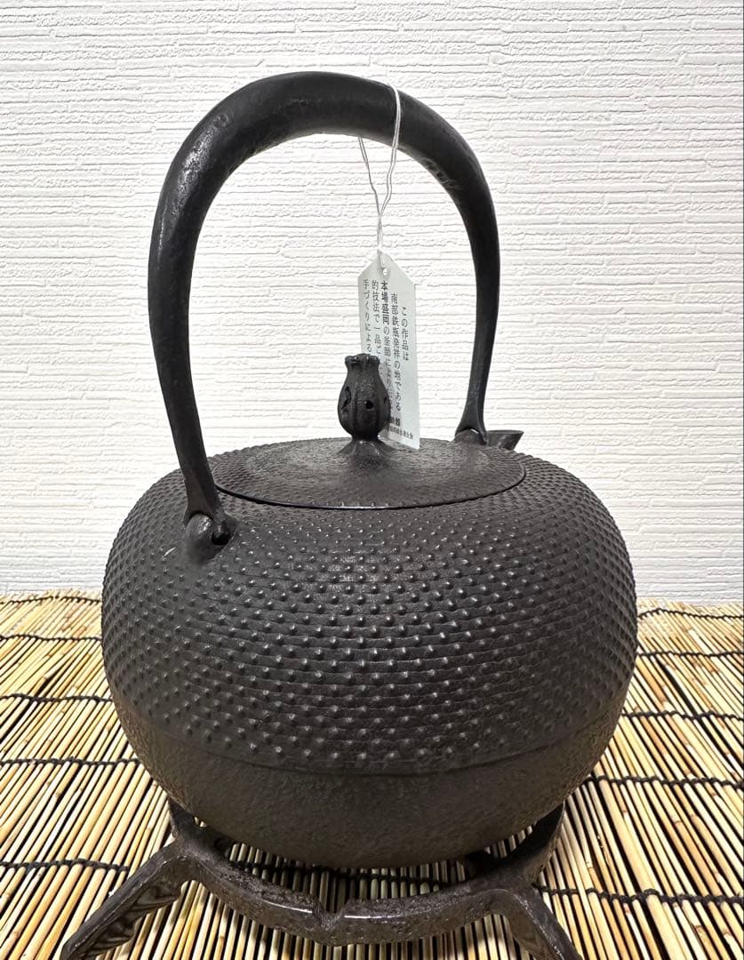 新品、供箱等付属品付　南部藤枝工房　藤枝昌行作　１５型アラレ　南部鉄瓶　南部鉄器