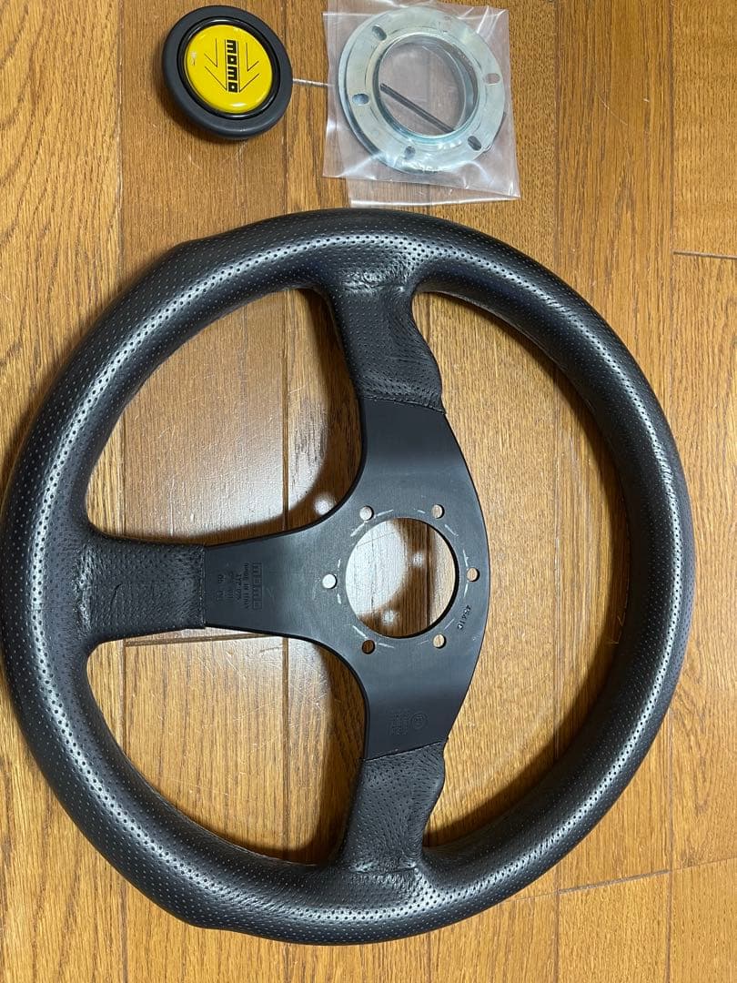 MOMO ステアリングホイール 黒 ハブリング付き