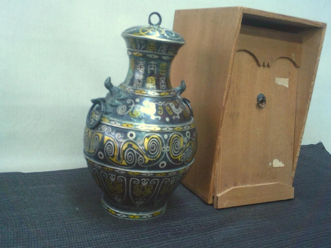 見栄え！【金銀象嵌壷　蓋付2耳壷　金属製　底面に文字象眼・K52・中国】★鑑賞