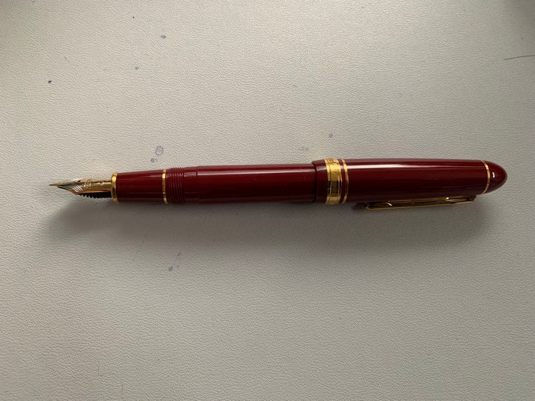 セーラー万年筆の赤い万年筆 金メッキペン先