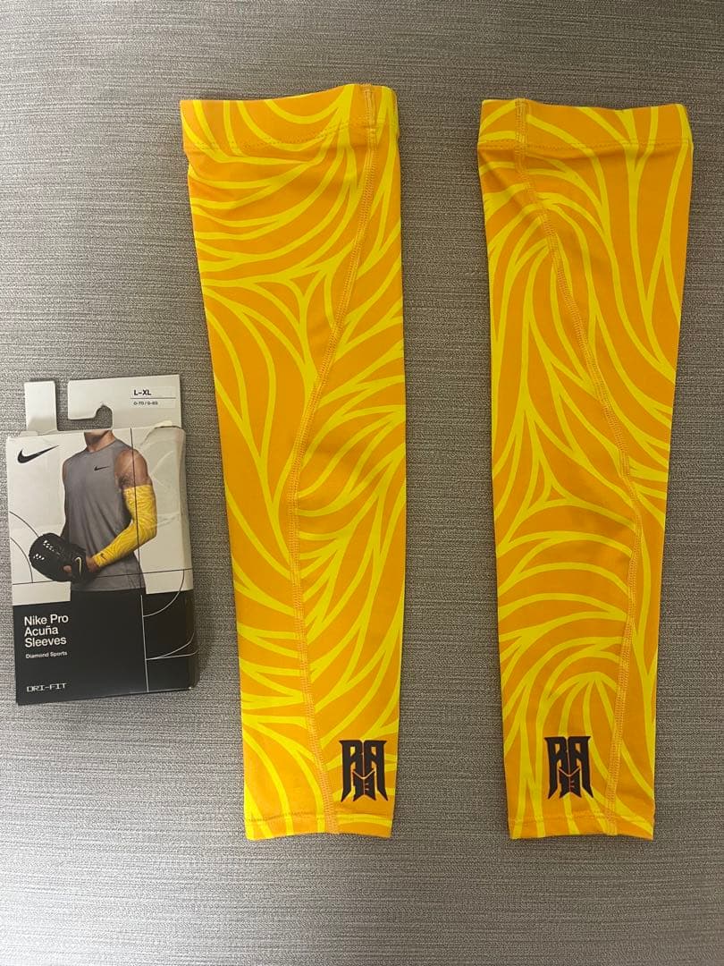 アクーニャjrモデル　Nike Pro Sleeves L-XL
