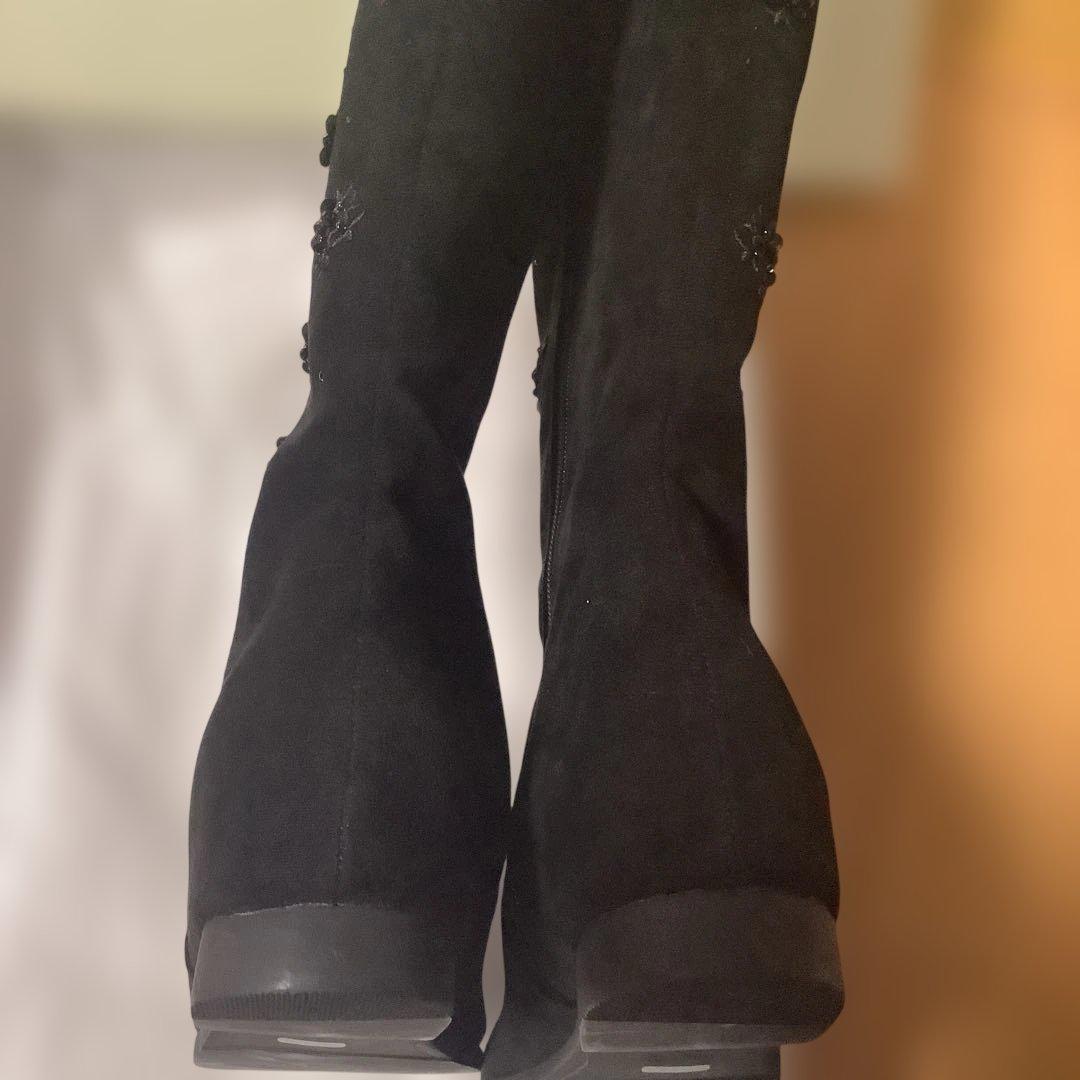 アンテプリマの黒 スエード ロングブーツ ビジューの刺繍付き23.5新品。