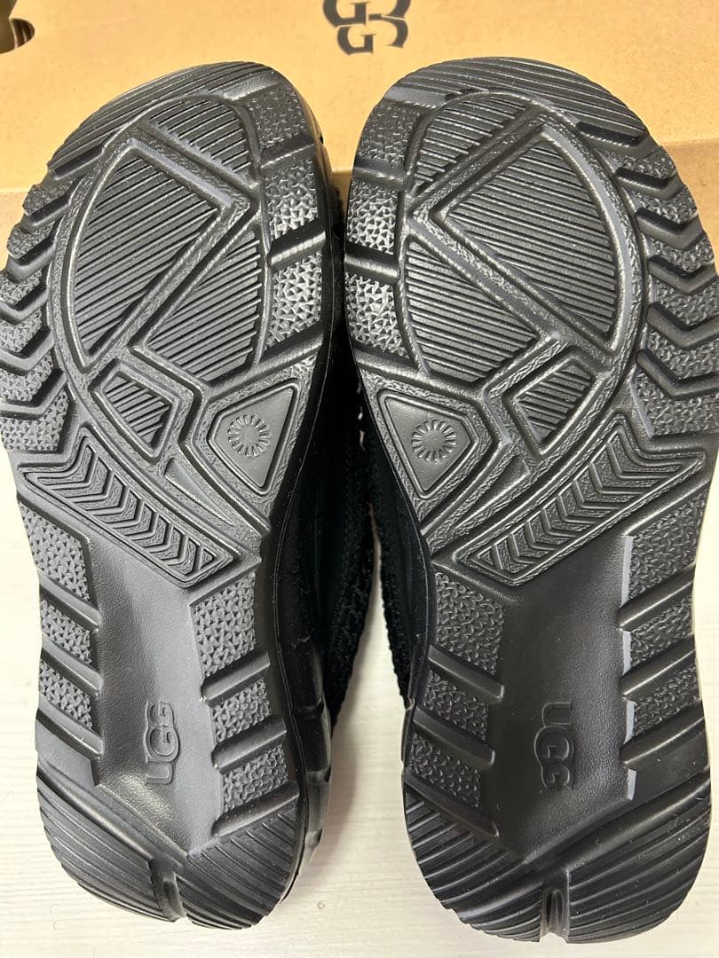 UGG ブラック フリース スリッポンサンダル 6.5