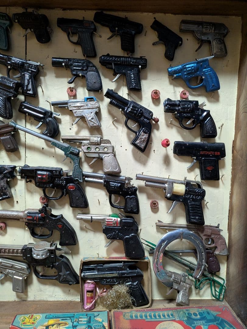 ブリキ　鉄砲　水鉄砲　ほか　アンティーク家具ケース（大正〜昭和初期）引き取り限定