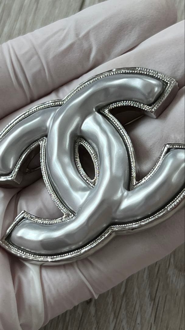 A*★様 CHANEL シルバーロゴブローチ