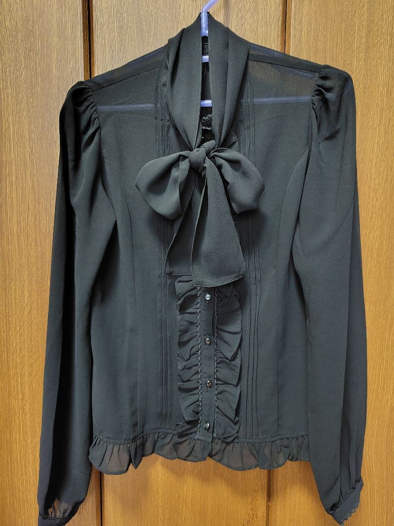 プトマヨ　リボンタイ付き黒フリルブラウス　美品
