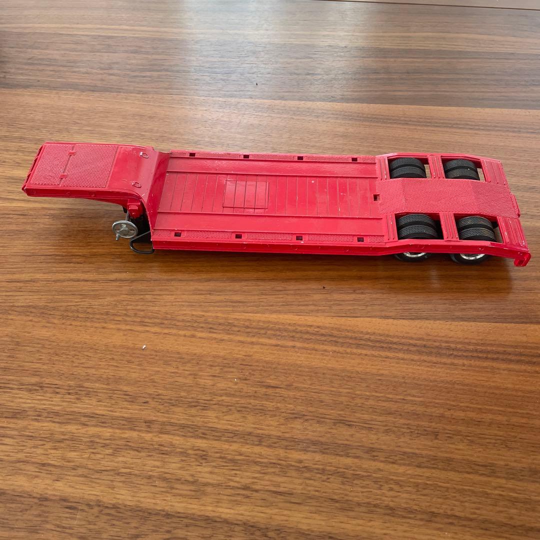 トミカ 赤と白 トレーラー 6ホイール