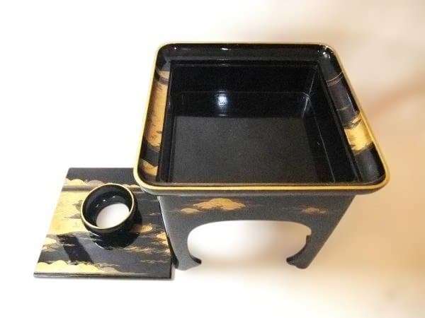 酒器 三ツ重揃 盃台 惣黒 金蒔絵 漆塗りの黒と金の膳と赤い皿