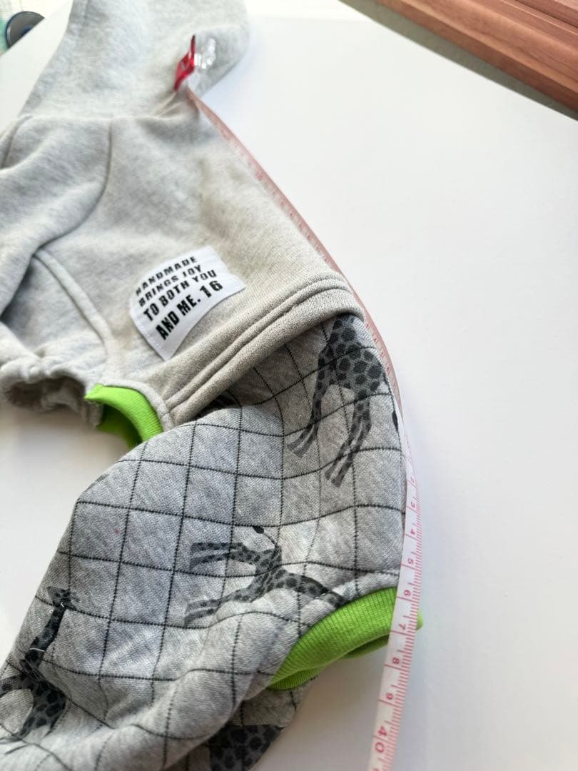 黄緑の袖のロンパース