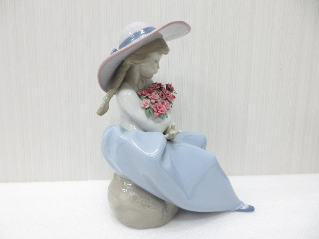 リヤドロ 花の香りにつつまれて 置物 飾り 陶器 少女 花 クラシック a
