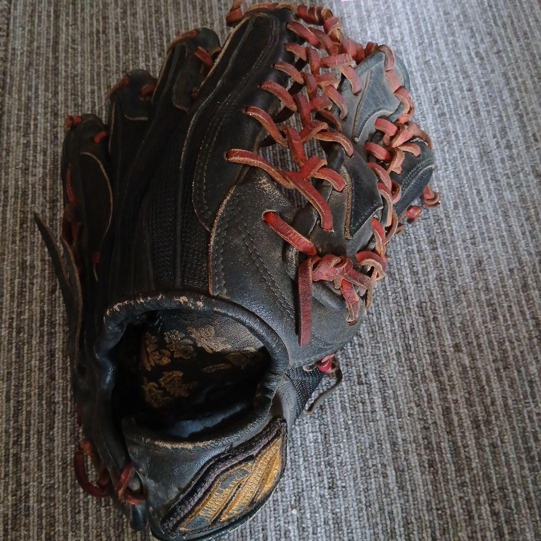 硬式野球グローブ 黒と赤