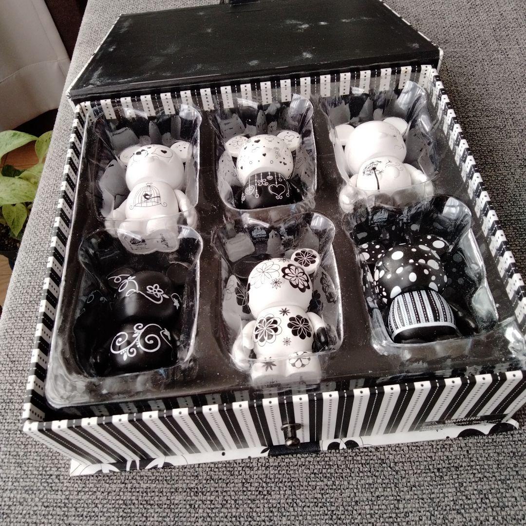 ディズニー　バイナルメーション Black & White 草花と鳥の模様