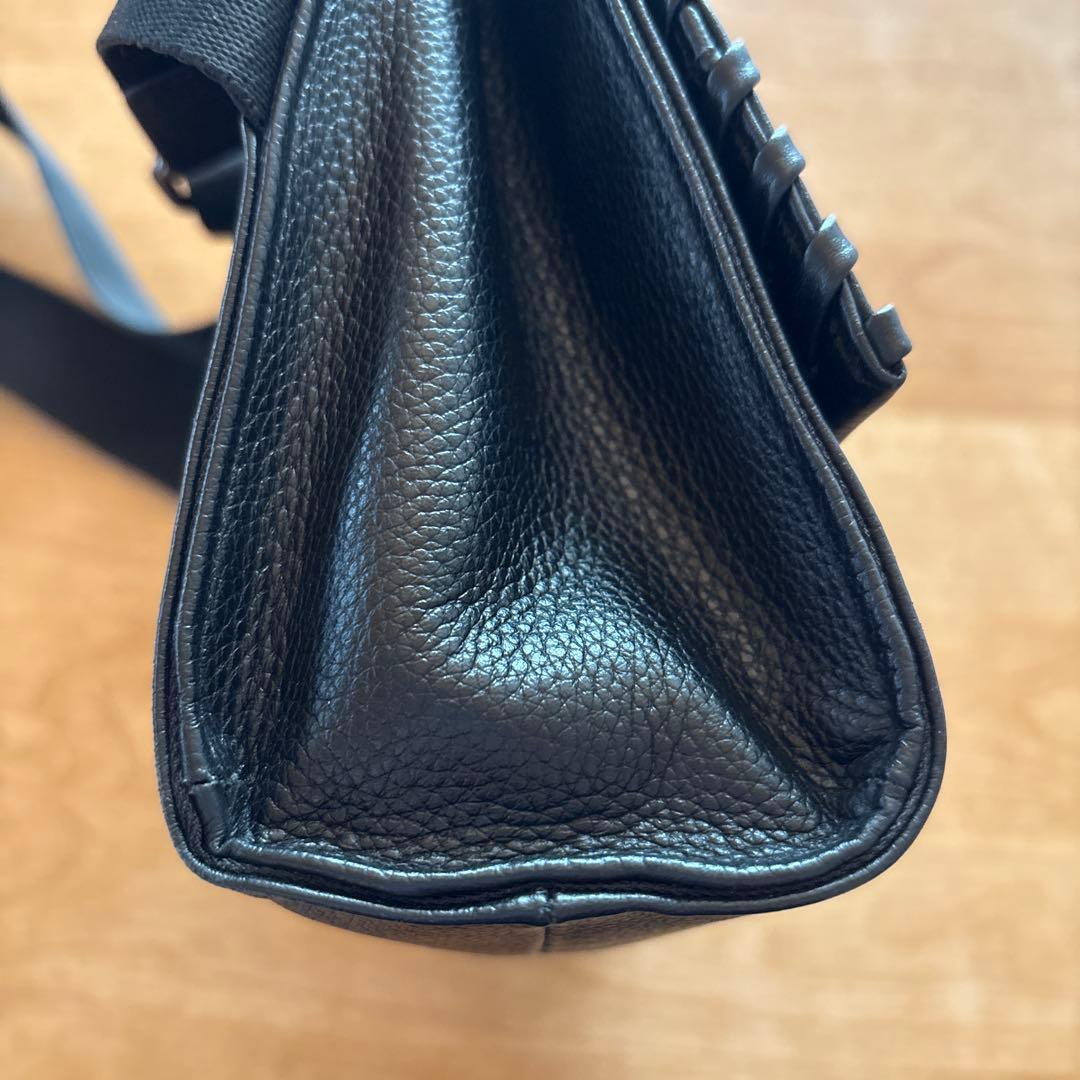 美品イアパヒヨネ　ワイドテープショルダーブラック ボディバッグ本革