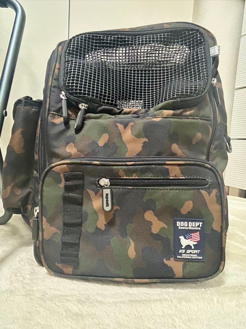 DOG DEPTキャリーバッグリュック　迷彩 カモフラ犬柄　　椅子付き分離可能。