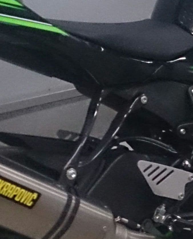 AKRAPOVIC ZX-6R マフラーステー