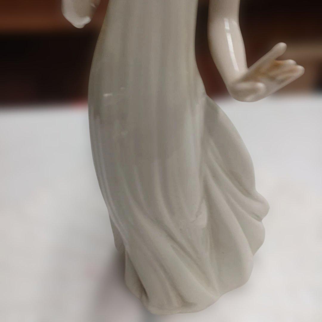 リアドロ　ナオ　一輪の花を持つ女性